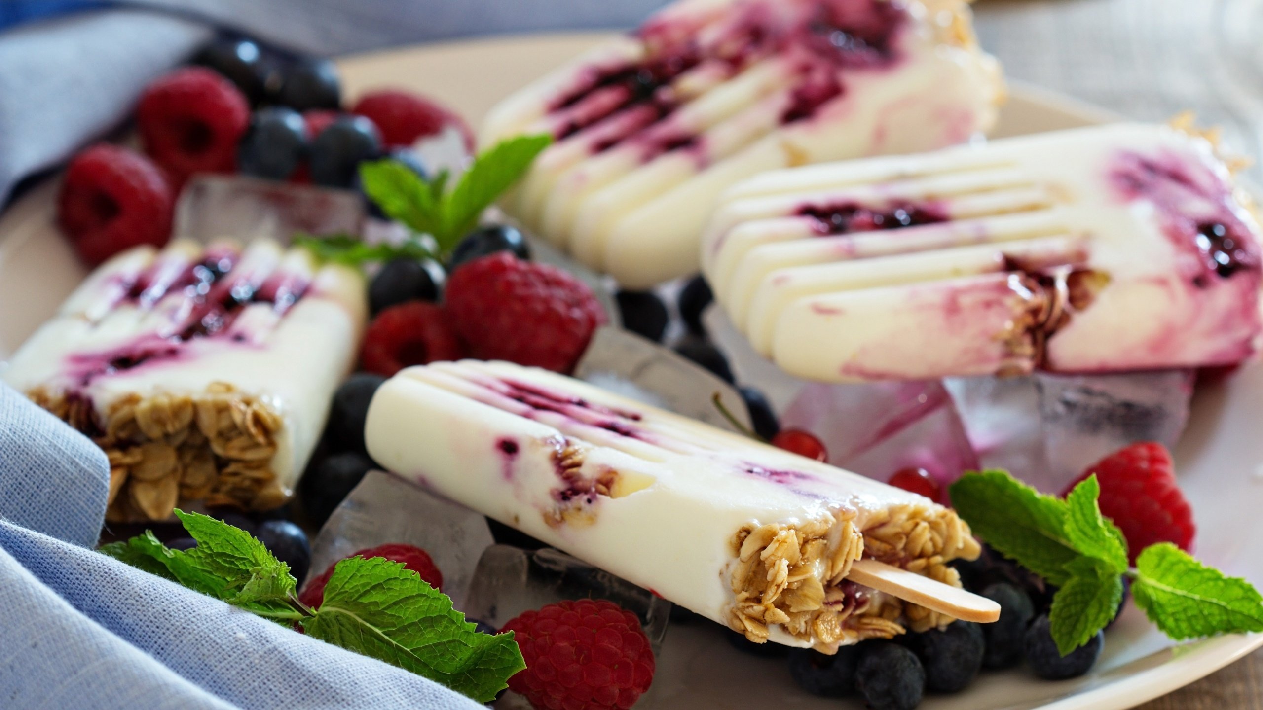 Обои мята, малина, мороженое, ягоды, черника, тарелка, эскимо, mint, raspberry, ice cream, berries, blueberries, plate, popsicle разрешение 3600x2400 Загрузить