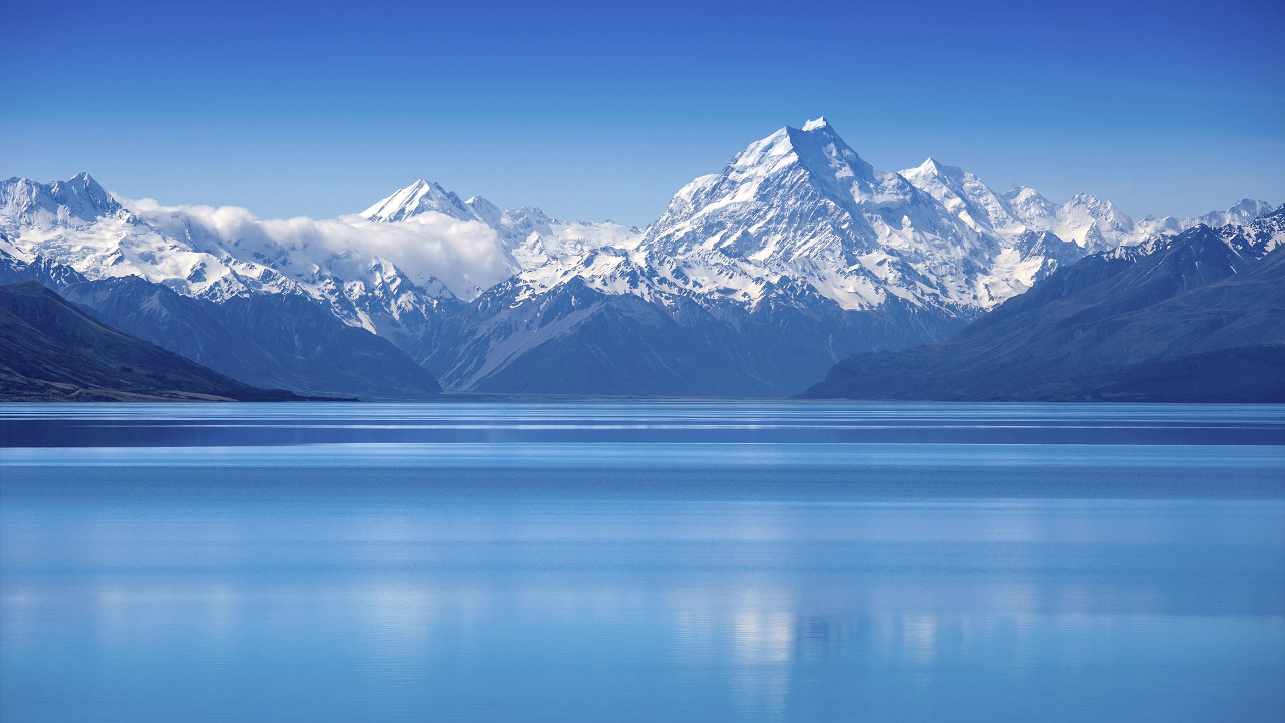 Обои небо, озеро, горы, пейзаж, снежная вершина, the sky, lake, mountains, landscape, snow peak разрешение 2560x1600 Загрузить