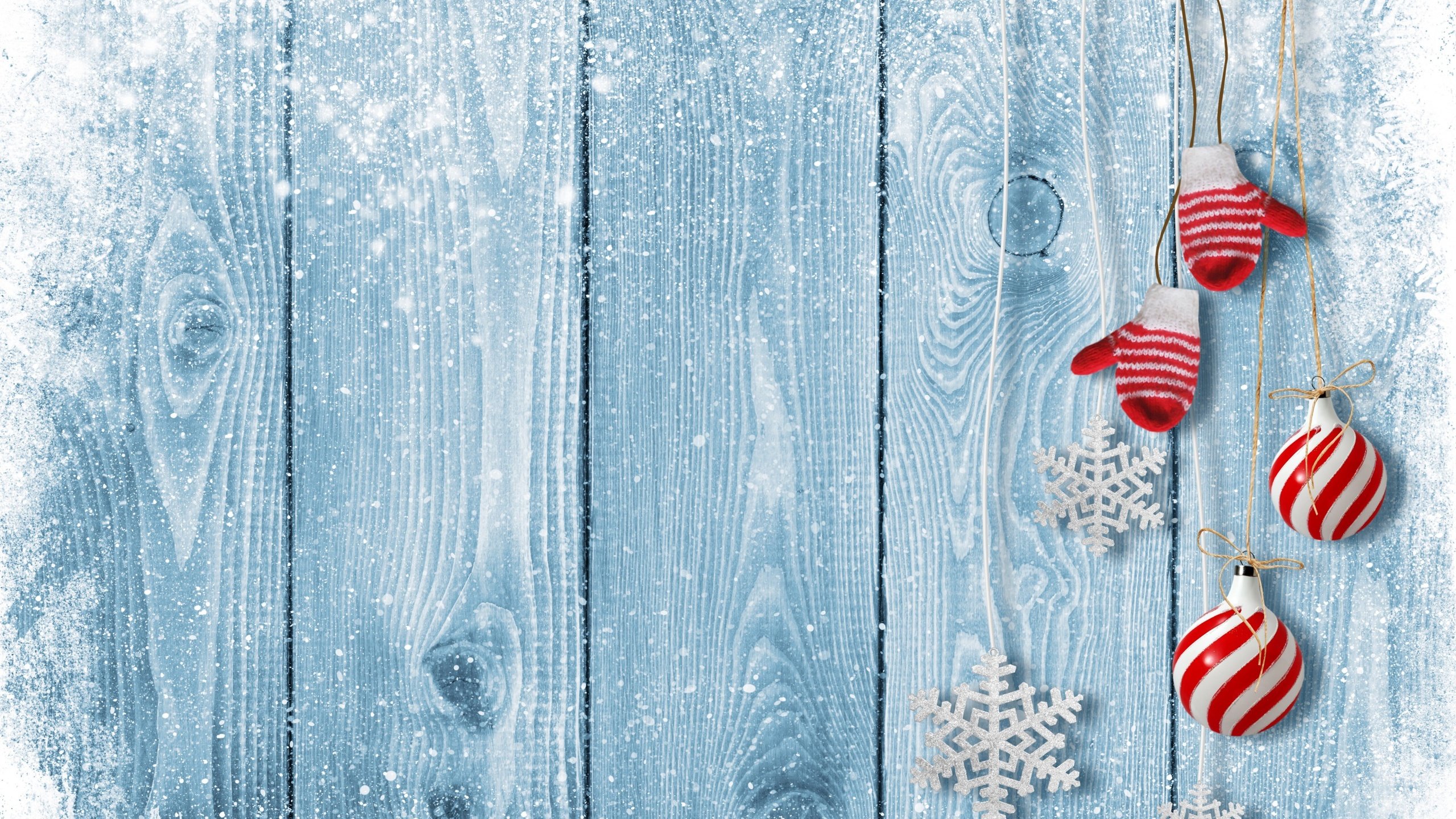 Обои дерево, новый год, шары, снежинки, рождество, варежки, tree, new year, balls, snowflakes, christmas, mittens разрешение 2880x1800 Загрузить