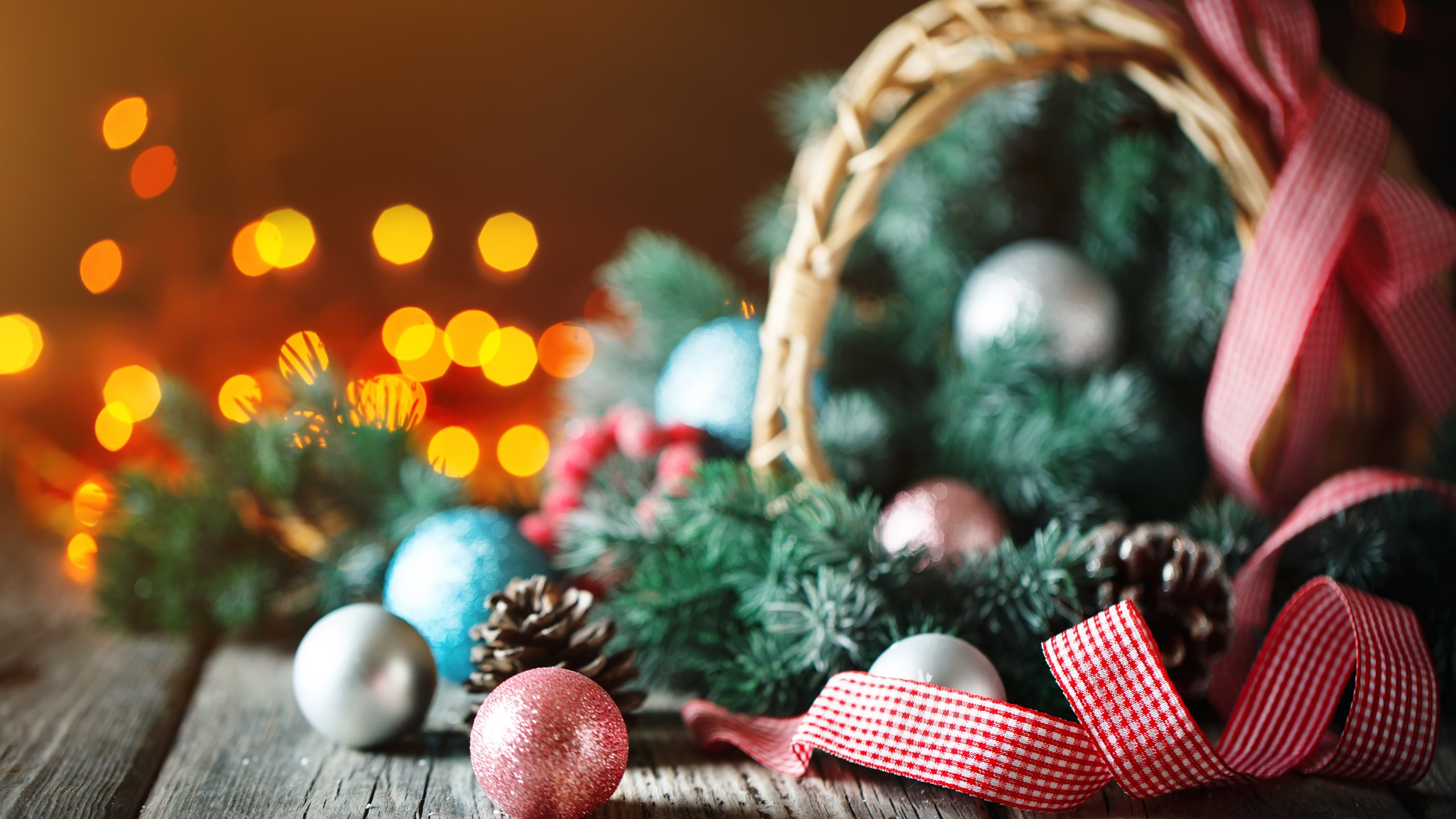 Обои новый год, шары, праздник, рождество, елочные игрушки, новогодние украшения, еловые веточки, new year, balls, holiday, christmas, christmas decorations разрешение 5616x3744 Загрузить