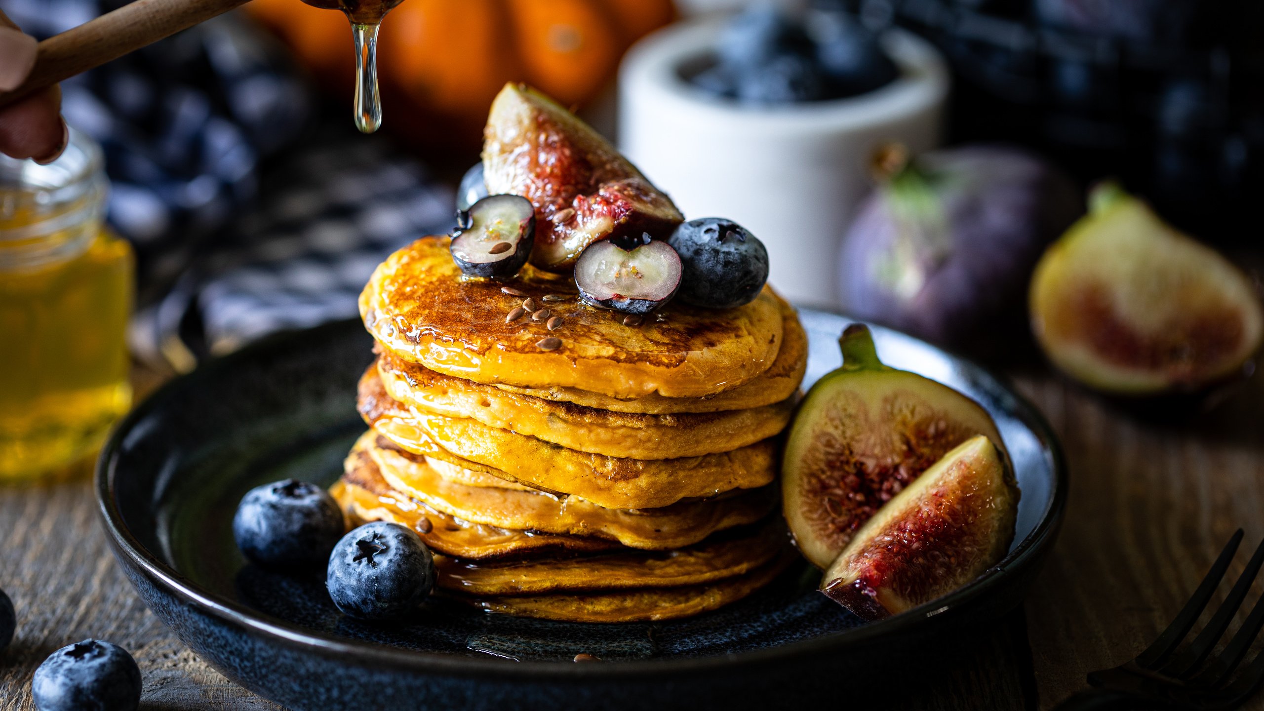 Обои ягоды, черника, завтрак, мед, блинчики, оладьи, инжир, berries, blueberries, breakfast, honey, pancakes, figs разрешение 5939x3959 Загрузить