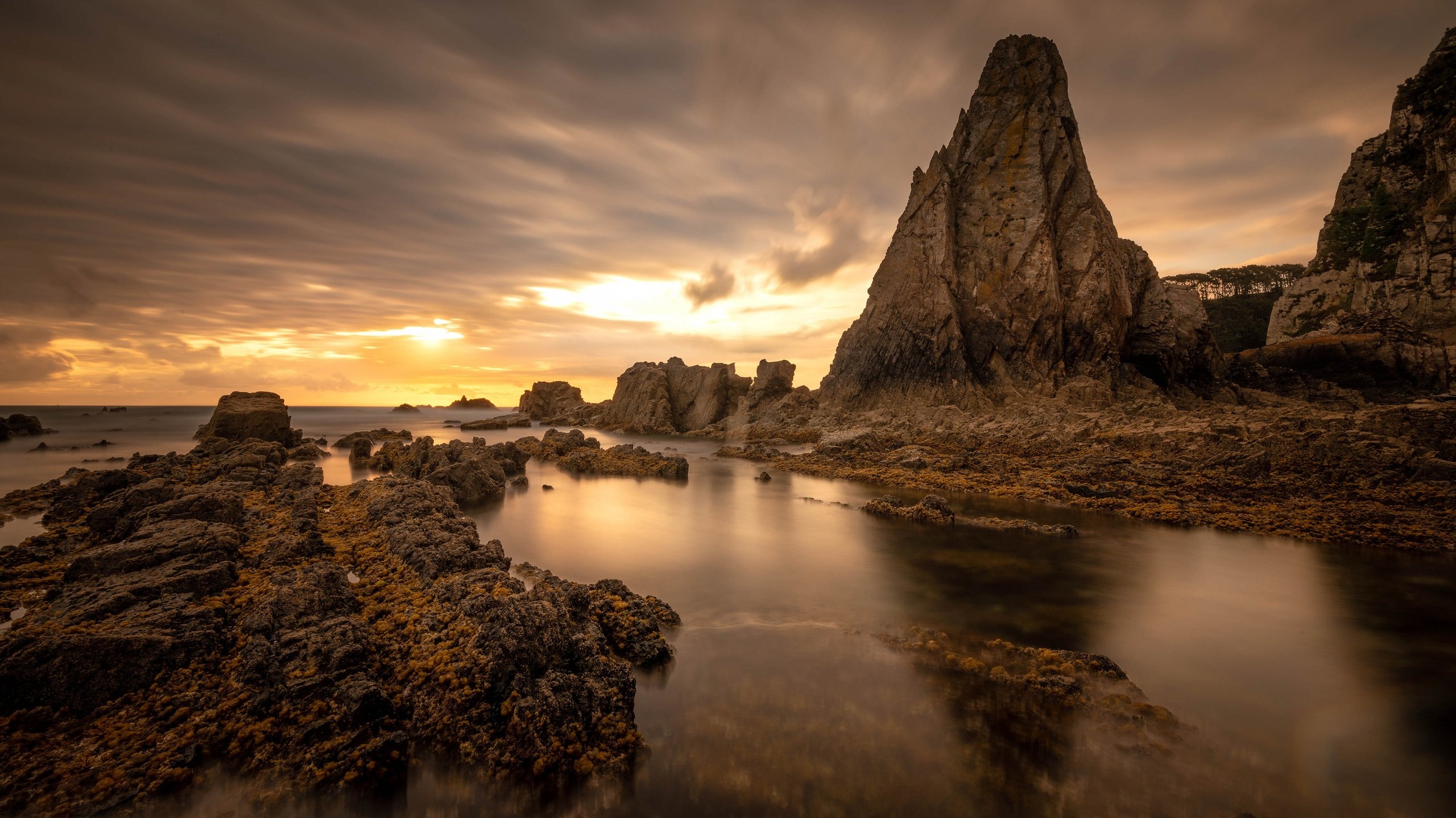 Обои небо, облака, скалы, камни, берег, закат, море, the sky, clouds, rocks, stones, shore, sunset, sea разрешение 3840x2160 Загрузить