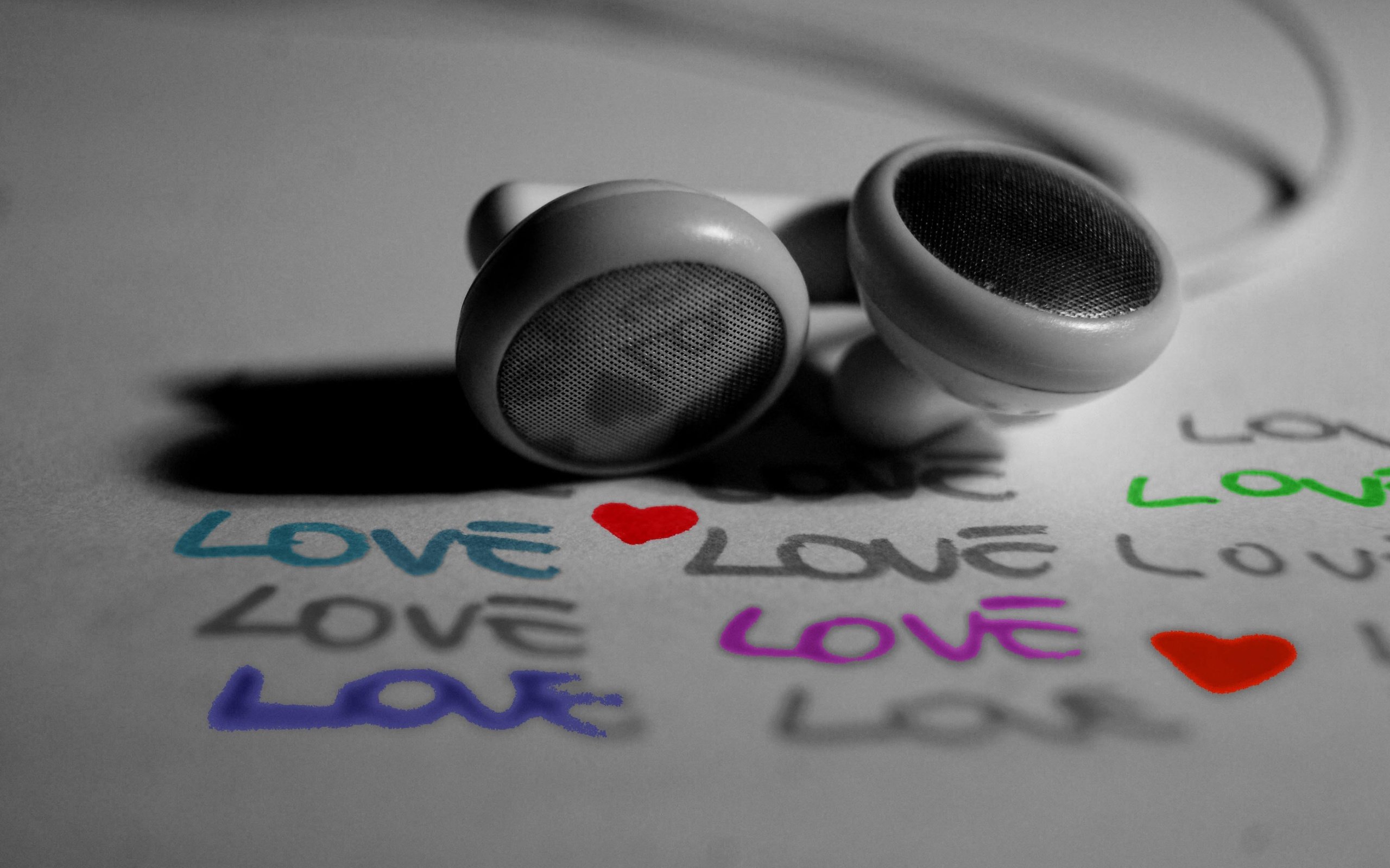 Обои чёрно-белое, наушники, влюбленная, black and white, headphones, love разрешение 3872x2592 Загрузить