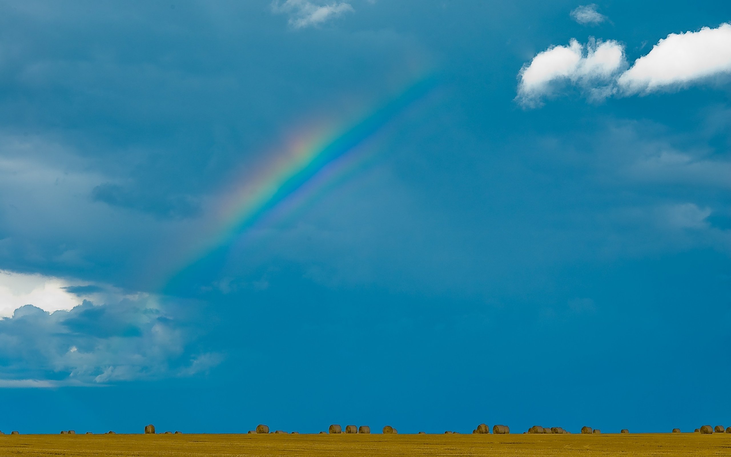 Обои небо, облака, поле, радуга, тюки, прессованное сено, the sky, clouds, field, rainbow, bales, baled hay разрешение 2880x1800 Загрузить