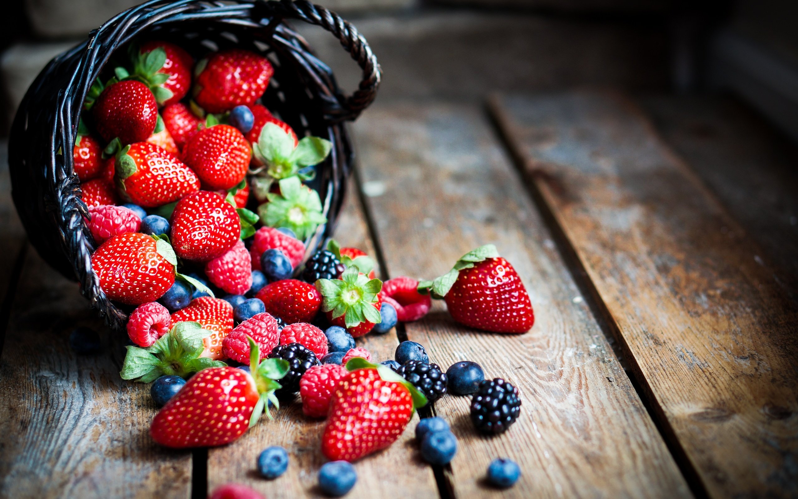 Обои макро, клубника, ягоды, черника, корзинка, ежевика, лукошко, macro, strawberry, berries, blueberries, basket, blackberry разрешение 4912x3264 Загрузить