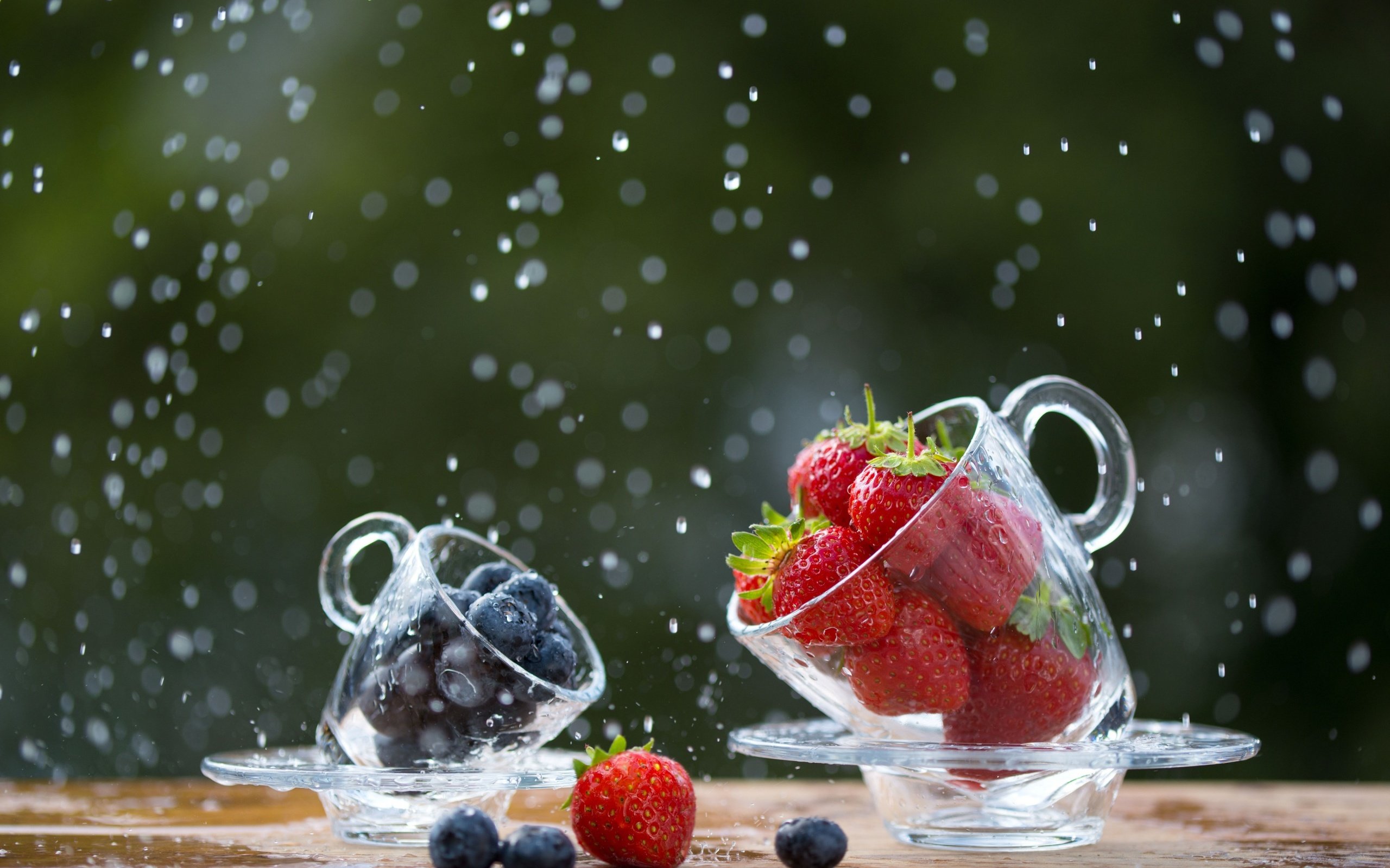 Обои капли, боке, клубника, блюдца, стол, размытость, дождь, ягоды, черника, чашки, drops, bokeh, strawberry, saucers, table, blur, rain, berries, blueberries, cup разрешение 2880x1800 Загрузить