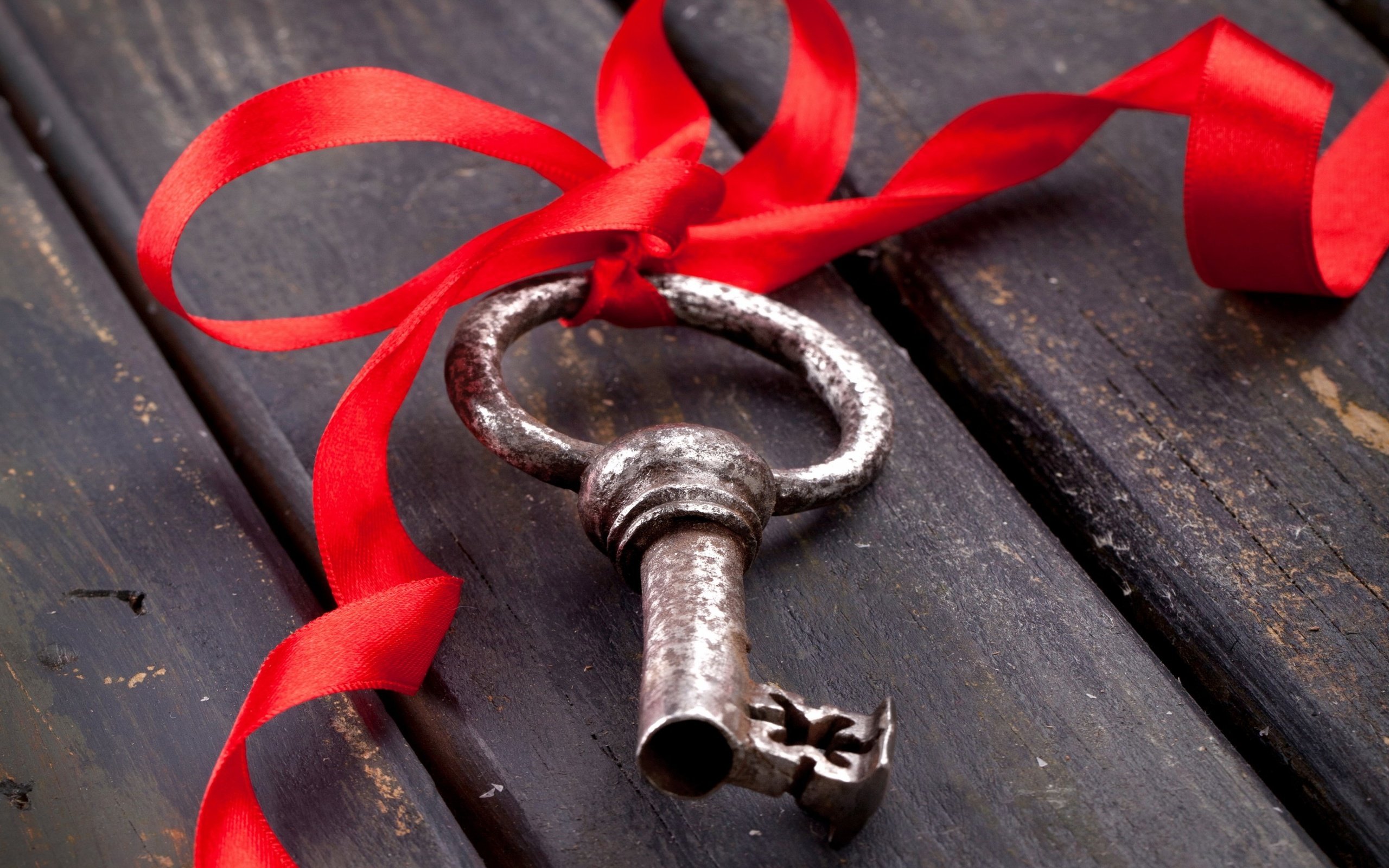 Обои ключ, лента, ленточка, красная ленточка, деревянная поверхность, key, tape, ribbon, red ribbon, wooden surface разрешение 2880x1800 Загрузить