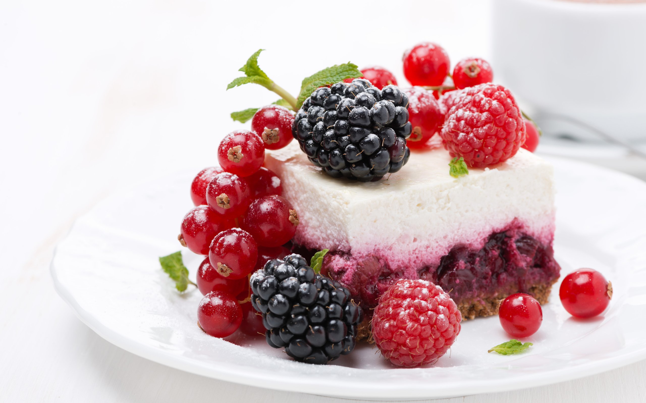 Обои ягоды, 1, красная смородина, ежевика, пирожное, berries, red currant, blackberry, cake разрешение 8000x5339 Загрузить