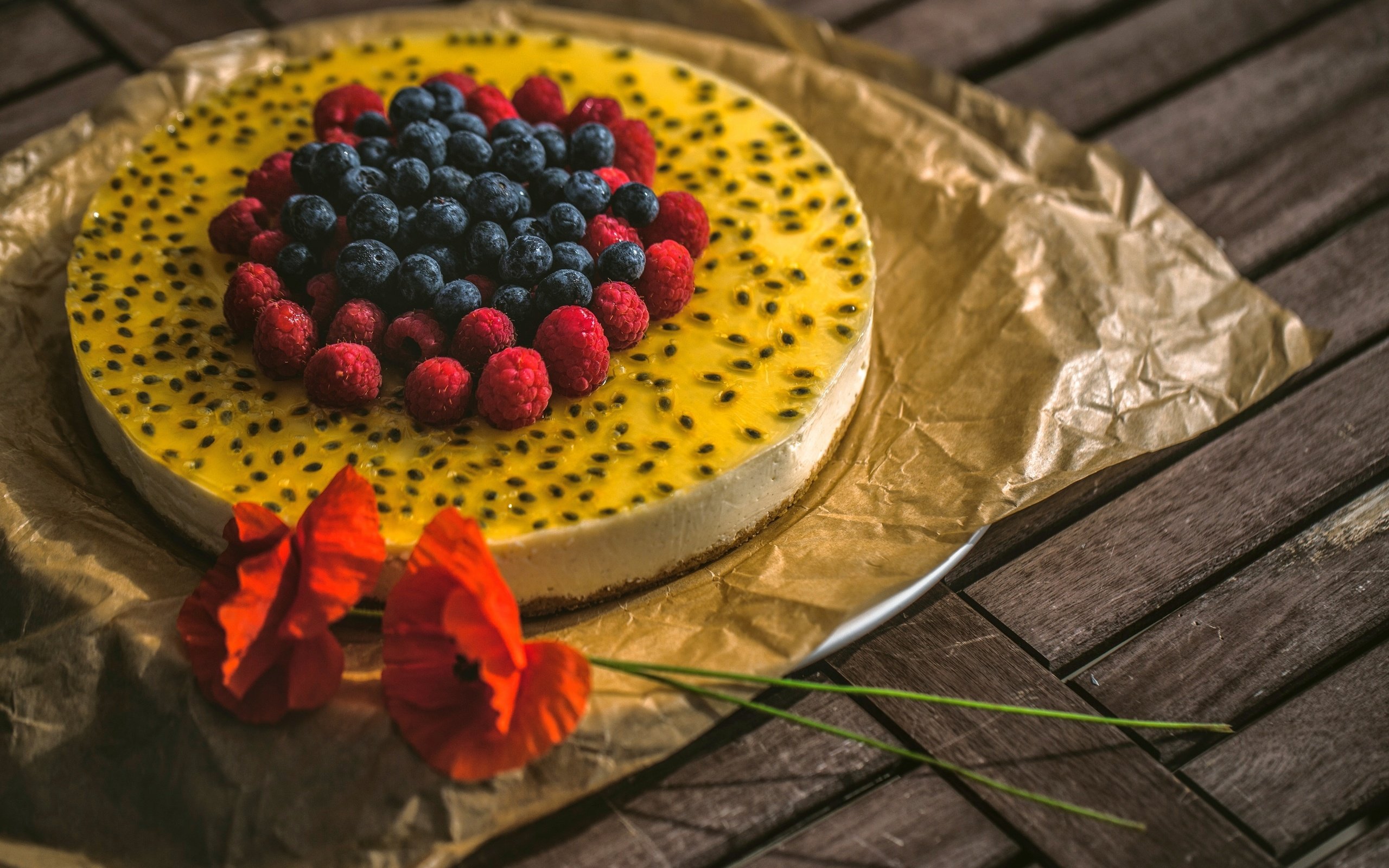 Обои цветы, малина, маки, ягоды, черника, сладкое, торт, десерт, flowers, raspberry, maki, berries, blueberries, sweet, cake, dessert разрешение 2880x1920 Загрузить