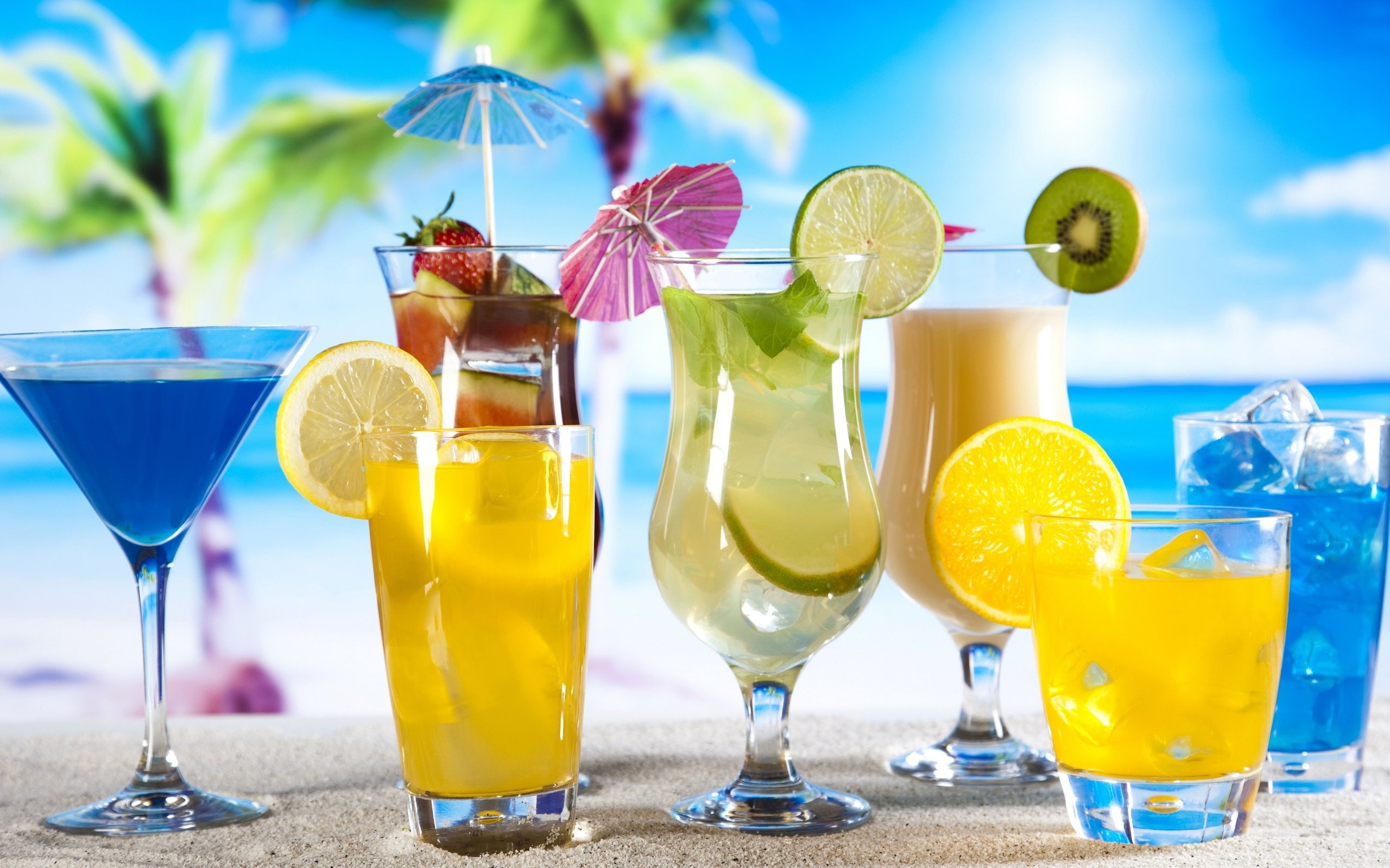 Обои киви, пляж, коктейли, фрукты, стаканы, клубника, лёд, бокалы, лимон, лайм, коктейль, напитки, kiwi, beach, cocktails, fruit, glasses, strawberry, ice, lemon, lime, cocktail, drinks разрешение 3840x2160 Загрузить