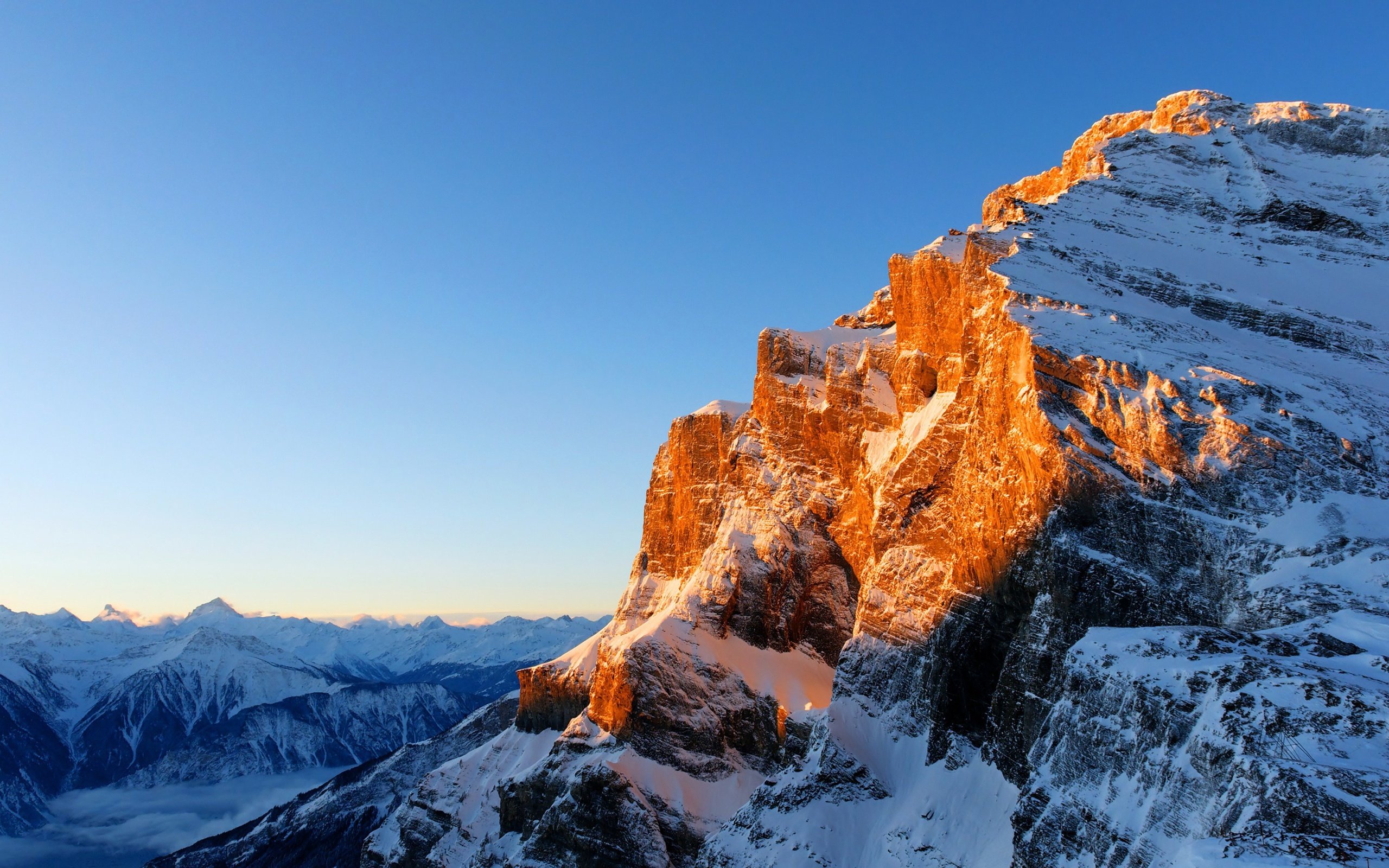 Обои небо, горы, солнце, снег, природа, высота, альпы, солнечный свет, the sky, mountains, the sun, snow, nature, height, alps, sunlight разрешение 3840x2160 Загрузить