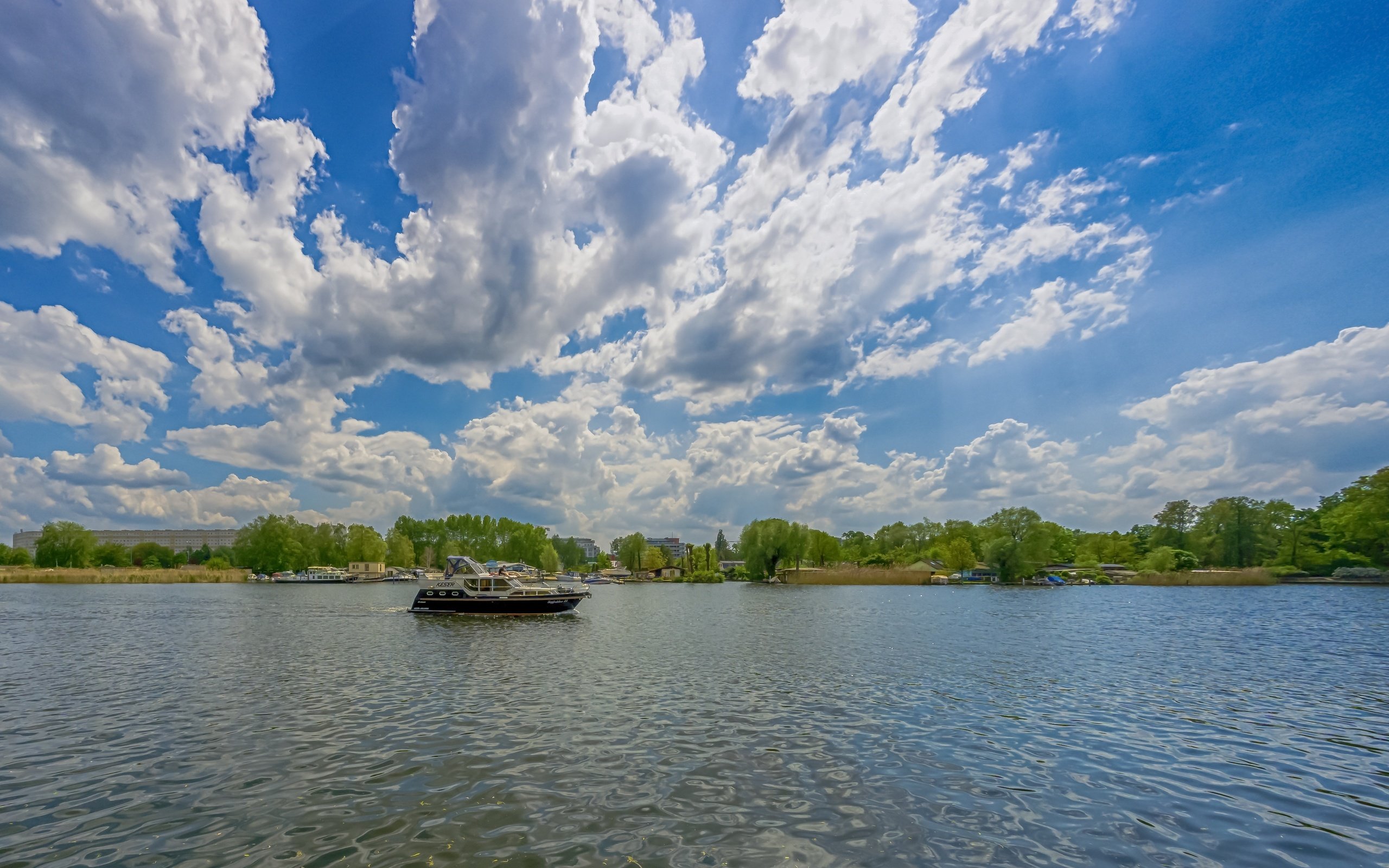 Обои небо, облака, река, пейзаж, яхта, катер, берлин, кепеник, the sky, clouds, river, landscape, yacht, boat, berlin разрешение 4607x3112 Загрузить