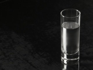 Обои вода, черный фон, хайбол, water, black background, highball разрешение 1920x1200 Загрузить