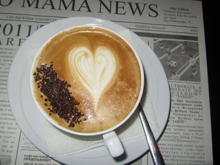 Обои кофе, сердце, кружка, чашка, газета, капучино, пенка, coffee, heart, mug, cup, newspaper, cappuccino, foam разрешение 4320x2432 Загрузить