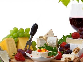 Обои виноград, клубника, бокал, сыр, вино, красное, грецкие орехи, grapes, strawberry, glass, cheese, wine, red, walnuts разрешение 2560x1600 Загрузить