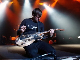 Обои концерт, панк, blink 182, tom delonge, наскальные, concert, punk, rock разрешение 2560x1600 Загрузить