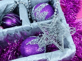 Обои новый год, фиолетовые, шары, елочные, зима, декорации, звезда, дождик, шарики, мишура, игрушки, сиреневые, праздники, звездочка, рождество, встреча нового года, коробка, елочная, box, new year, purple, balls, winter, the scenery, star, the rain, tinsel, toys, lilac, holidays, asterisk, christmas разрешение 4280x3000 Загрузить