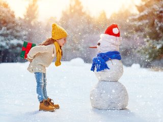 Обои джинсы, снег, свитер, новый год, колпак, зима, настроение, шарф, подарки, шапки, дети, девочка, снеговик, jeans, snow, sweater, new year, cap, winter, mood, scarf, gifts, caps, children, girl, snowman разрешение 5500x3865 Загрузить