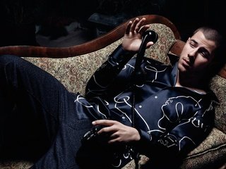 Обои взгляд, nick jonas, greg lotus, лежит, essential homme, ник джонас, лицо, мужчина, телефон, трубка, диван, фотосессия, look, lies, face, male, phone, tube, sofa, photoshoot разрешение 2400x1600 Загрузить