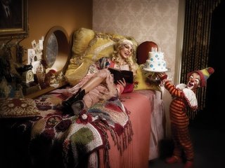 Обои настроение, в постели, интерьер, певица, праздник, клоун, день рождения, торт, бритни спирс, mood, in bed, interior, singer, holiday, clown, birthday, cake, britney spears разрешение 3300x2720 Загрузить