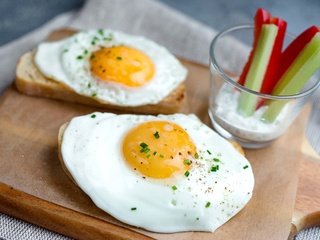 Обои хлеб, овощи, яйца, яичница, глазунья, желток, bread, vegetables, eggs, scrambled eggs, the yolk разрешение 2400x1600 Загрузить