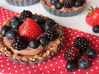 Обои клубника, сладости, ягоды, черника, ежевика, кексы, крем, strawberry, sweets, berries, blueberries, blackberry, cupcakes, cream разрешение 4272x2848 Загрузить