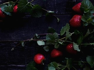 Обои листья, ветки, клубника, ягоды, деревянная поверхность, leaves, branches, strawberry, berries, wooden surface разрешение 2048x1409 Загрузить