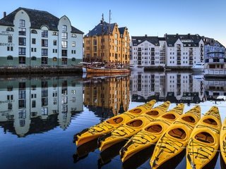 Обои отражение, лодки, здания, норвегия, олесунн, reflection, boats, building, norway, alesund разрешение 2048x1365 Загрузить
