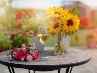 Обои цветы, подсолнух, бокал, букет, ваза, шампанское, гвоздики, flowers, sunflower, glass, bouquet, vase, champagne, clove разрешение 2048x1262 Загрузить