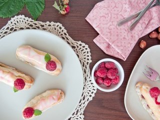 Обои малина, сладкое, десерт, пирожное, крем, эклеры, raspberry, sweet, dessert, cake, cream, eclairs разрешение 1920x1259 Загрузить