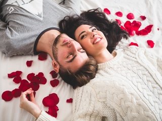 Обои девушка, парень, пара, влюбленные, лепестки роз, girl, guy, pair, lovers, rose petals разрешение 5760x3840 Загрузить