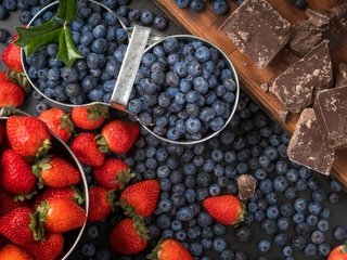 Обои клубника, ягоды, черника, шоколад, strawberry, berries, blueberries, chocolate разрешение 2500x1551 Загрузить