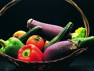 Обои корзина, баклажаны, перцы, basket, eggplant, peppers разрешение 2560x1440 Загрузить