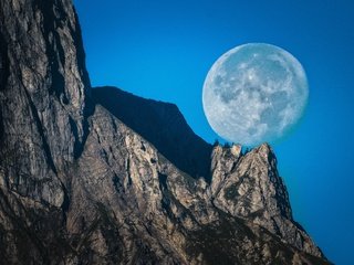 Обои небо, ночь, горы, скалы, луна, полнолуние, the sky, night, mountains, rocks, the moon, the full moon разрешение 2880x1620 Загрузить