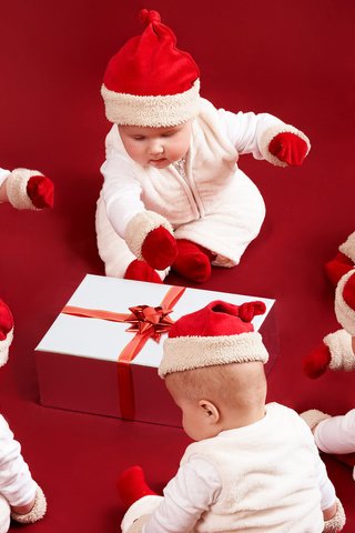 Обои новый год, подарок, детишки, new year, gift, kids разрешение 1920x1200 Загрузить