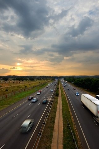 Обои дорога, облака, машины, шоссе, road, clouds, machine, highway разрешение 1920x1440 Загрузить