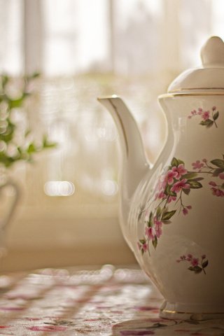 Обои цветы, стол, размытость, ваза, посуда, чайник, flowers, table, blur, vase, dishes, kettle разрешение 1920x1280 Загрузить