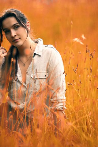 Обои трава, девушка, поле, взгляд, волосы, рубашка, кареглазая, grass, girl, field, look, hair, shirt, brown-eyed разрешение 2000x1333 Загрузить
