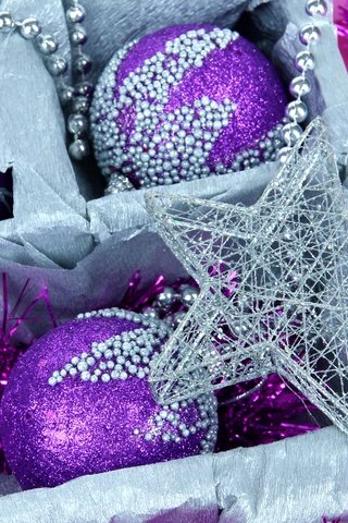 Обои новый год, фиолетовые, шары, елочные, зима, декорации, звезда, дождик, шарики, мишура, игрушки, сиреневые, праздники, звездочка, рождество, встреча нового года, коробка, елочная, box, new year, purple, balls, winter, the scenery, star, the rain, tinsel, toys, lilac, holidays, asterisk, christmas разрешение 4280x3000 Загрузить