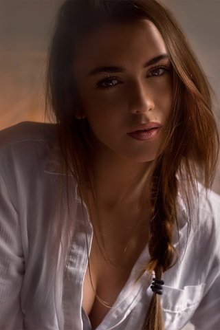 Обои глаза, девушка, взгляд, губы, милая, рубашка, eyes, girl, look, lips, sweetheart, shirt разрешение 2048x1367 Загрузить