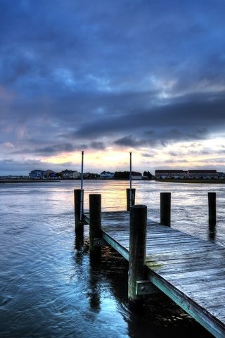 Обои небо, вечер, река, закат, тучи, пирс, причал, дома, the sky, the evening, river, sunset, clouds, pierce, pier, home разрешение 2555x1600 Загрузить