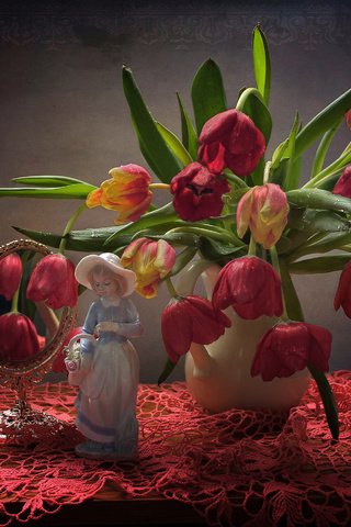 Обои цветы, натюрморт, статуэтка, фигурка, зеркало, девочка, тюльпаны, салфетка, кувшин, столик, flowers, still life, figurine, figure, mirror, girl, tulips, napkin, pitcher, table разрешение 2459x1897 Загрузить