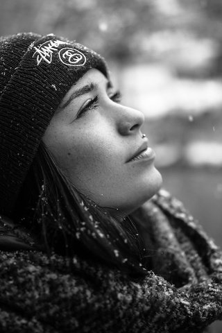 Обои шапка, снег, губки, девушка, капюшон, портрет, взгляд, чёрно-белое, модель, профиль, лицо, hat, snow, sponge, girl, hood, portrait, look, black and white, model, profile, face разрешение 2000x1335 Загрузить