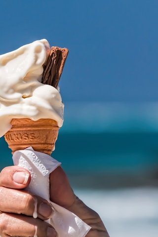 Обои рука, мороженое, пальцы, вафельный стаканчик, hand, ice cream, fingers, waffle cup разрешение 4462x2975 Загрузить