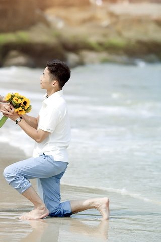 Обои цветы, девушка, море, пляж, парень, любовь, букет, пара, flowers, girl, sea, beach, guy, love, bouquet, pair разрешение 1920x1200 Загрузить