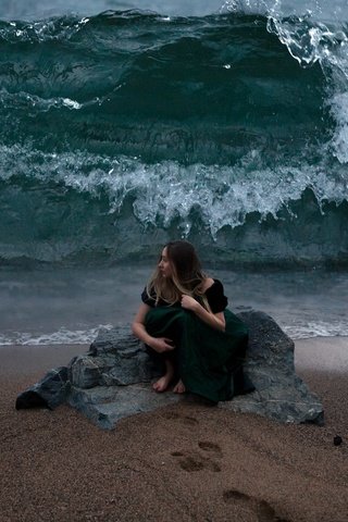 Обои девушка, море, поза, пляж, волна, черное платье, girl, sea, pose, beach, wave, black dress разрешение 2048x1365 Загрузить