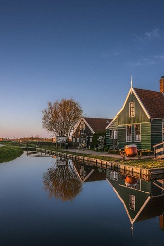 Обои herman van den berge, вода, zaanse schans, отражение, деревня, канал, мельница, дома, нидерланды, голландия, water, reflection, village, channel, mill, home, netherlands, holland разрешение 1920x1283 Загрузить