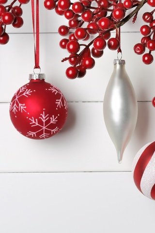 Обои новый год, шары, ягоды, рождество, елочные украшение, new year, balls, berries, christmas, christmas decoration разрешение 2880x1800 Загрузить