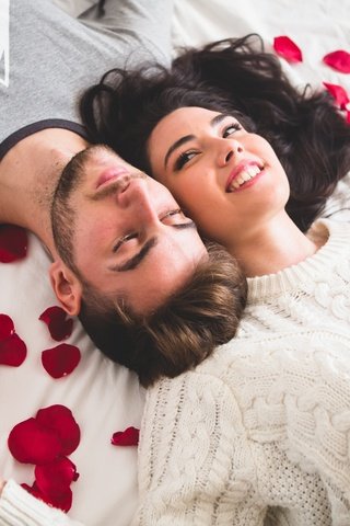 Обои девушка, парень, пара, влюбленные, лепестки роз, girl, guy, pair, lovers, rose petals разрешение 5760x3840 Загрузить