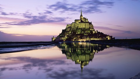 Обои небо, облака, огни, отражение, горизонт, гора, замок, the sky, clouds, lights, reflection, horizon, mountain, castle разрешение 1920x1200 Загрузить